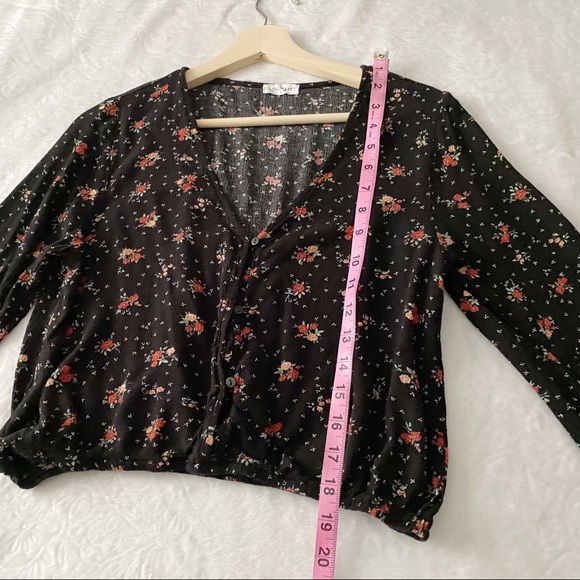 Floral Button Down Cropped Top - Picture 6 of 10